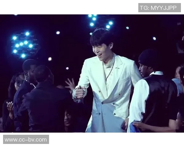 小杨将演唱会前夕媒体人揭秘开拓者休息日与新秀整蛊活动